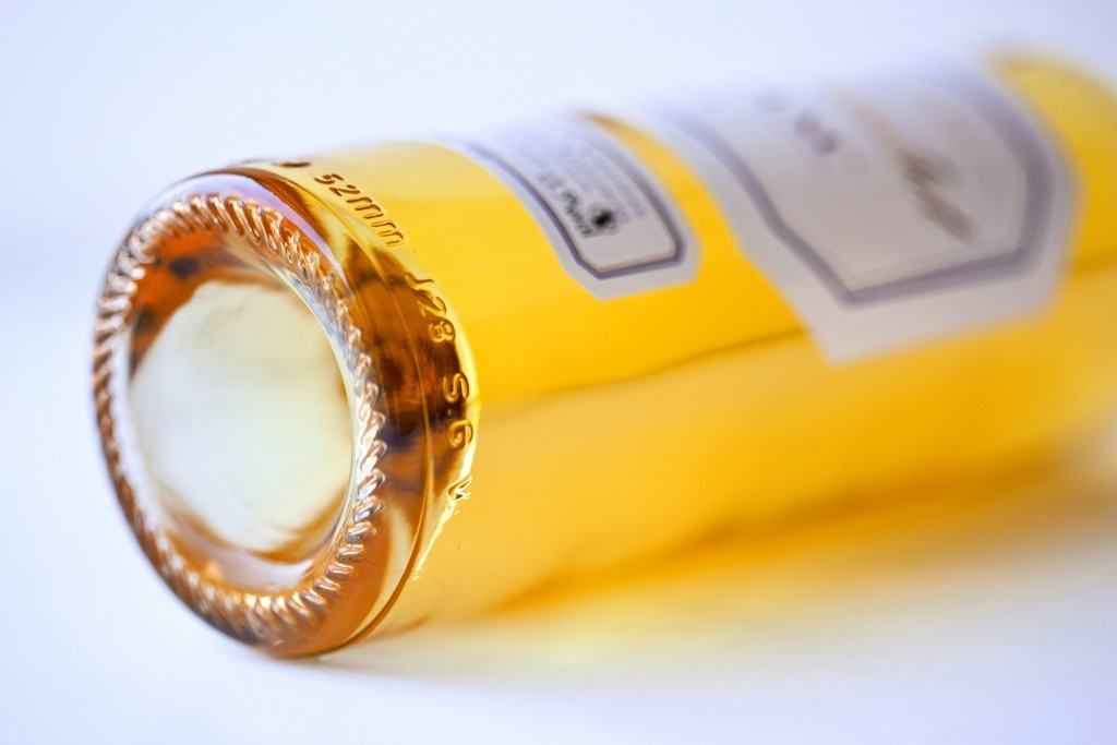 Pack-shot d’une bouteille de vin blanc de l'Entre-deux-mers, pour la promotion d’un coffret gourmand. Client : Planet Box © Jacques Palut – Fotolia