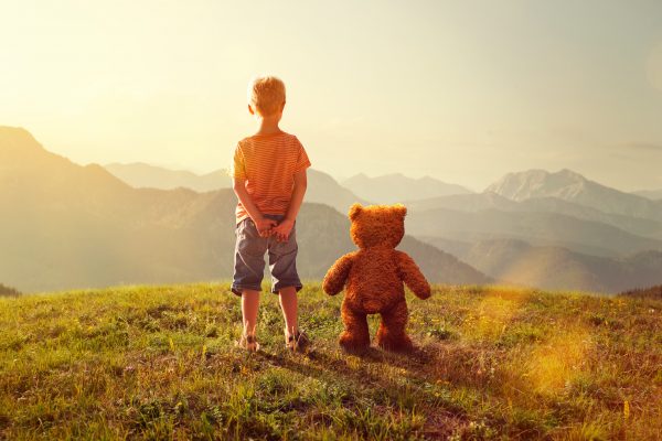 Un enfant et son ourson. © Lassedesignen – Adobe Stock